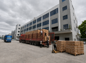 Outdoor umbrella bulk shipment loading outside China umbrella factory