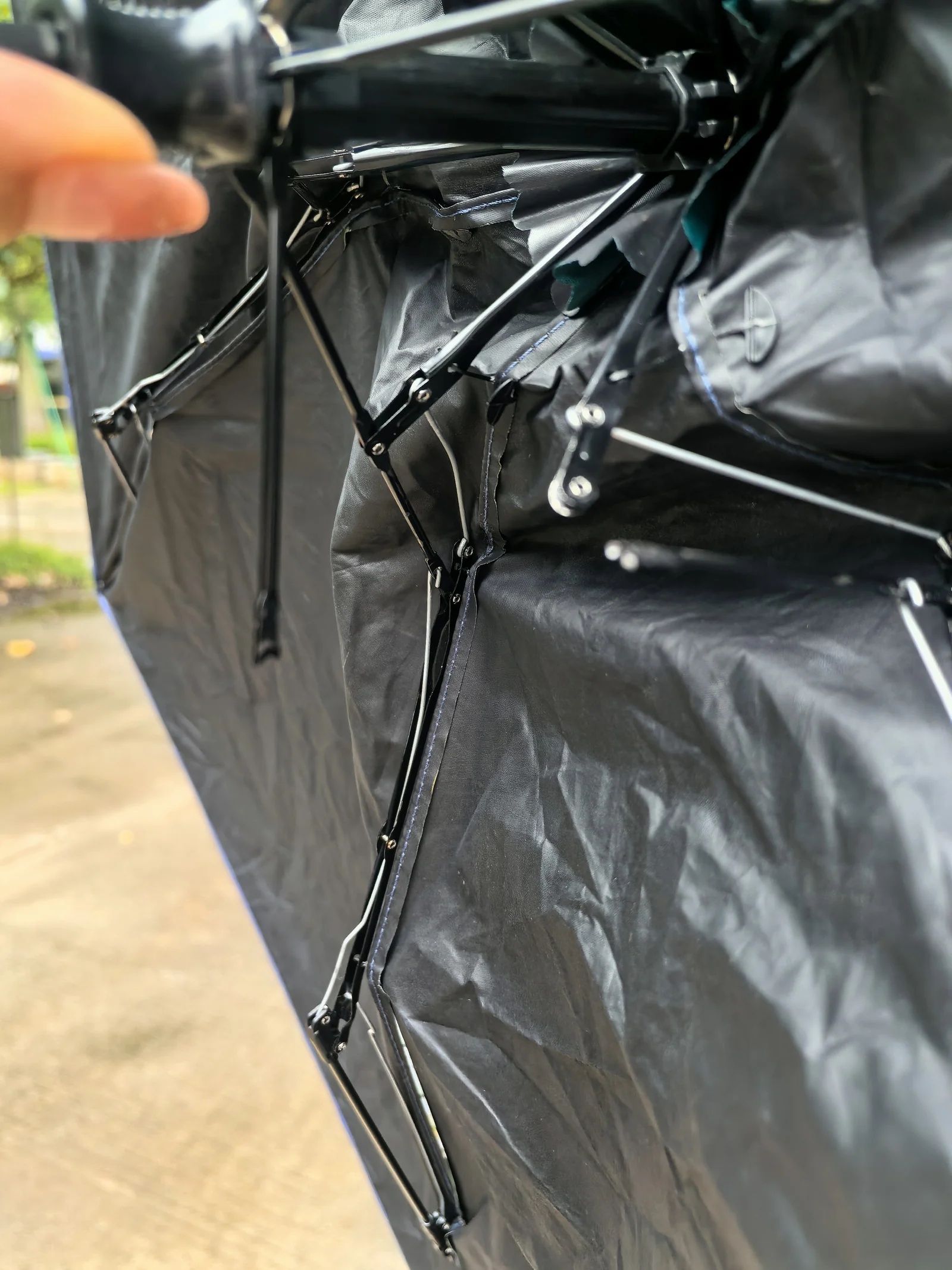 Broken rib near the eyelet of a five-fold automatic umbrella