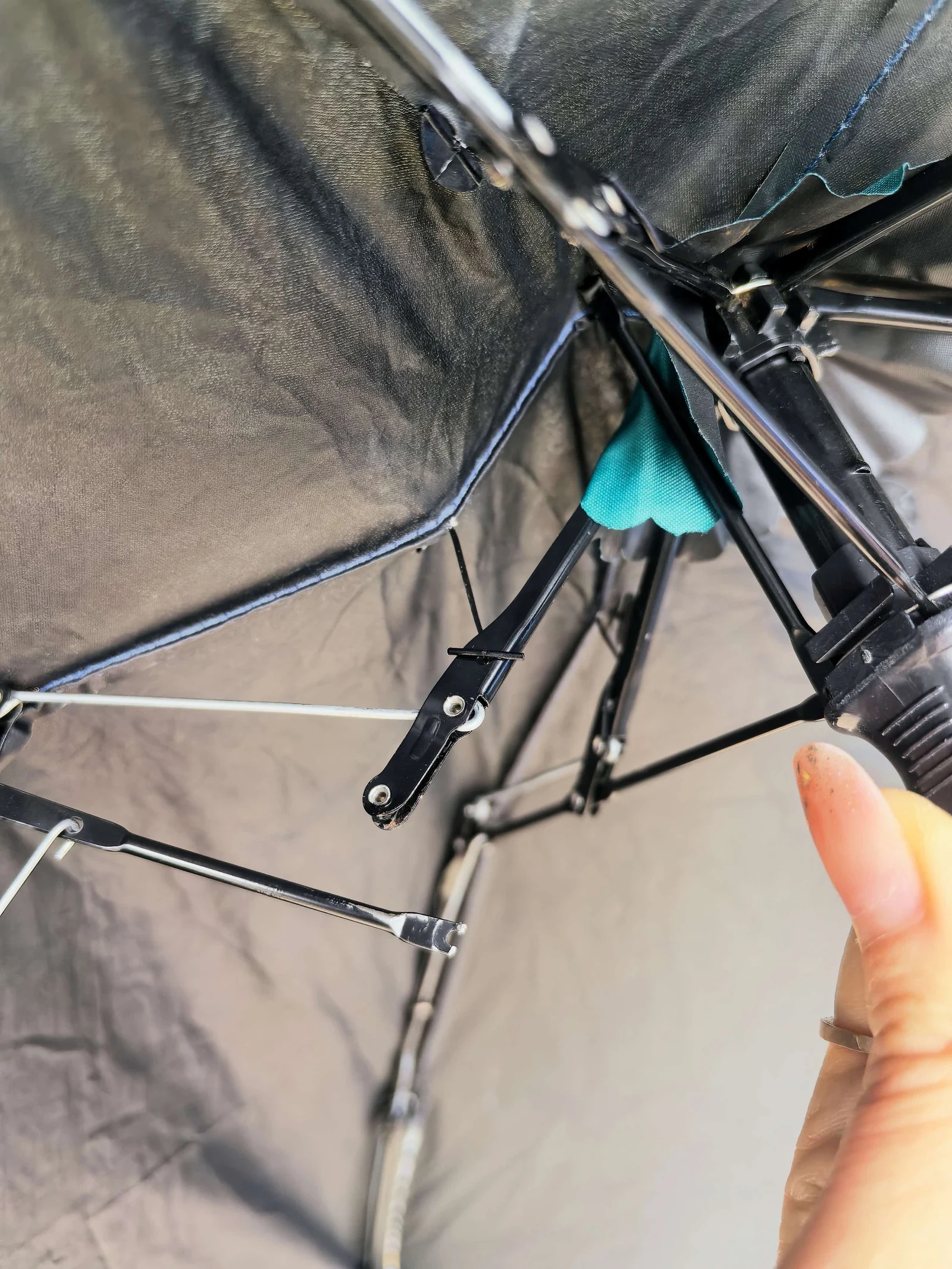Damaged automatic umbrella frame examined after a buyer quality complaint