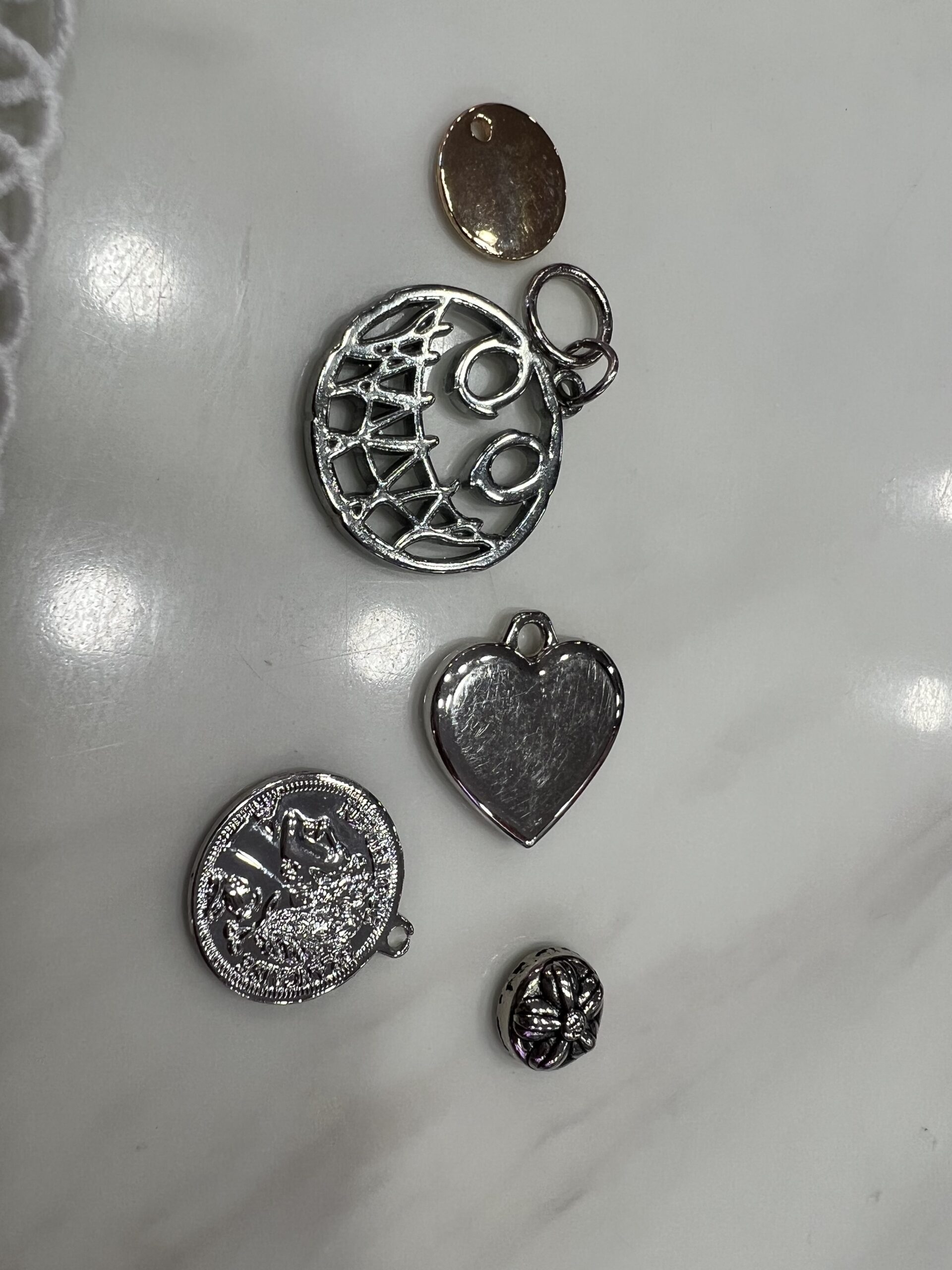 Metal decorative fittings and charms examined for custom umbrella accessories