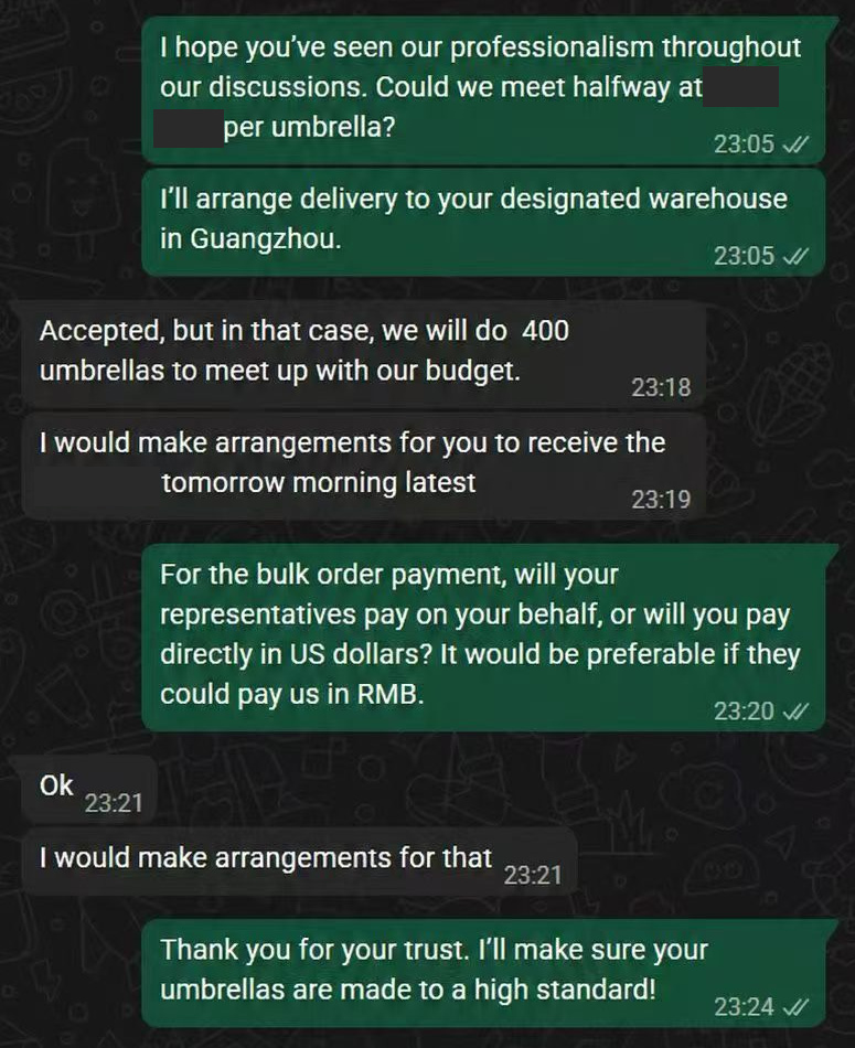 Anonymized quotation conversation showing a buyer accepting a proposal and adjusting the order to 400 umbrellas